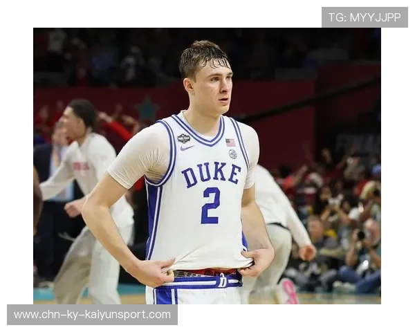 篮球新人上演隔扣奇迹，引爆全场的那一瞬间