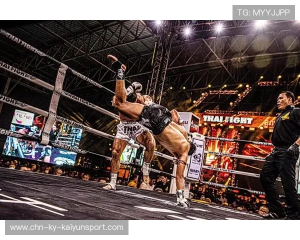 UFC膝撞正中肋骨：一击致命的瞬间，揭秘格斗的极限魅力